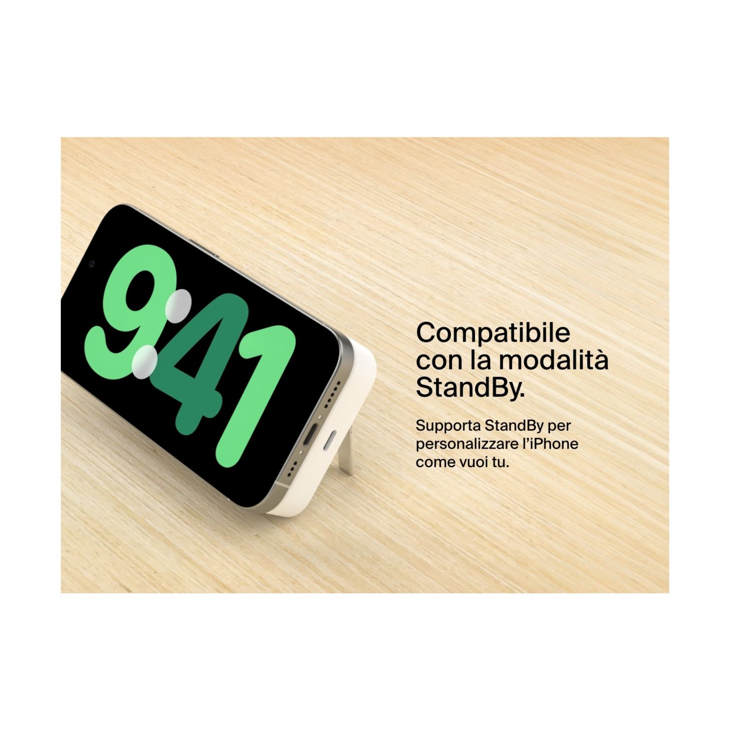 Un iPhone con le 9:41 sullo schermo, appoggiato su un supporto bianco, su sfondo in legno. Testo a destra.