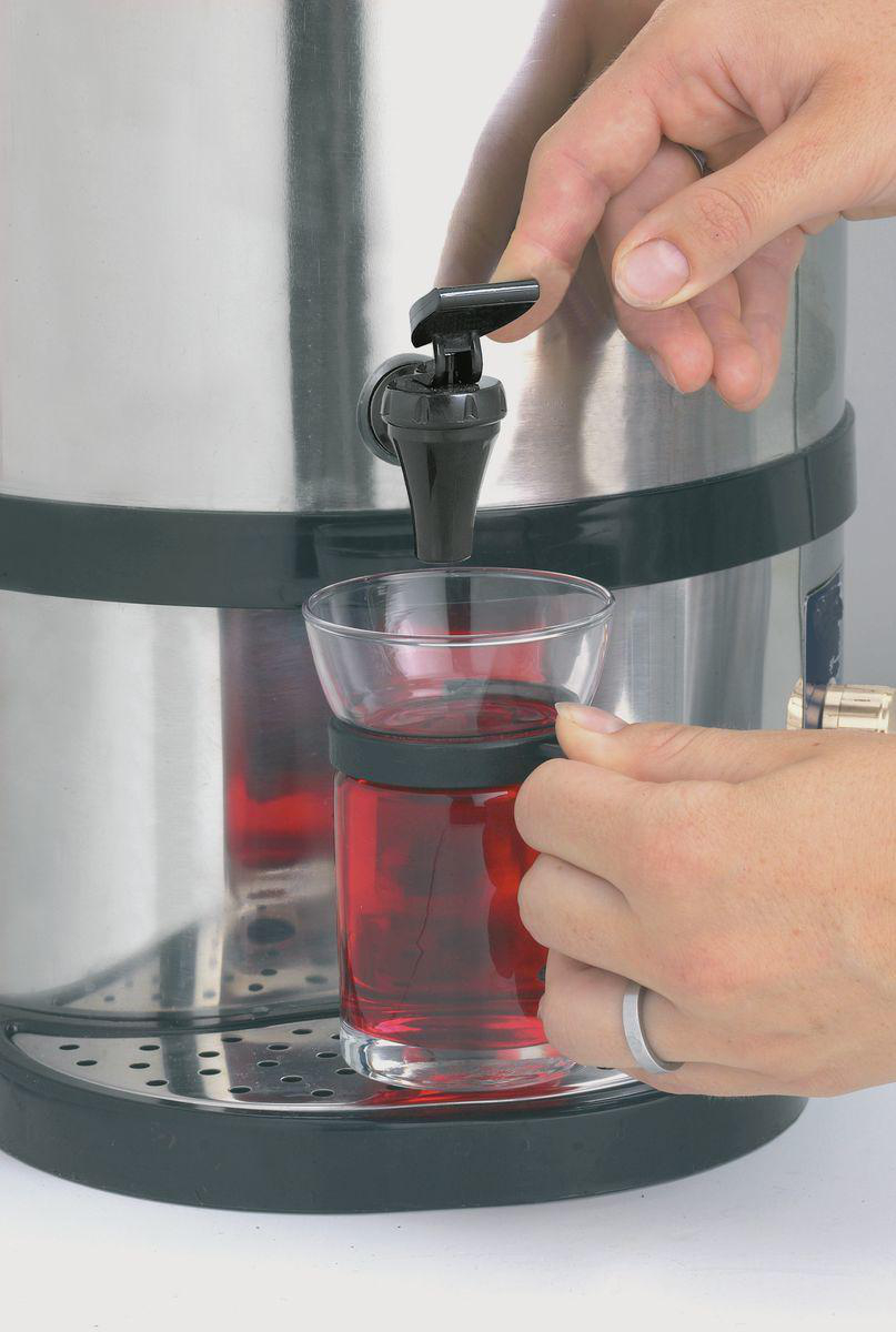 Eine Person füllt ein Glas mit roter Flüssigkeit aus einem Spender. Das Glas wird von einer anderen Hand in der Nähe des Spenders gehalten.