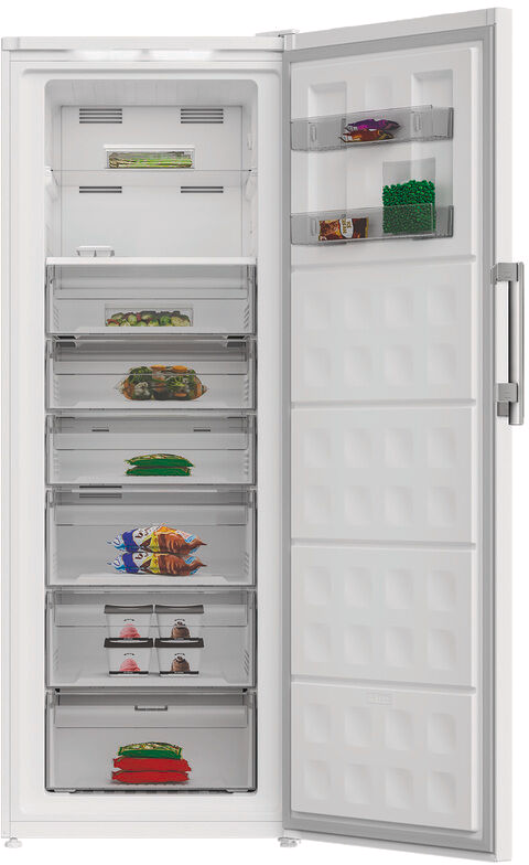 Congélateur blanc ouvert avec divers aliments surgelés dans des tiroirs transparents. La porte a des étagères avec des articles surgelés.