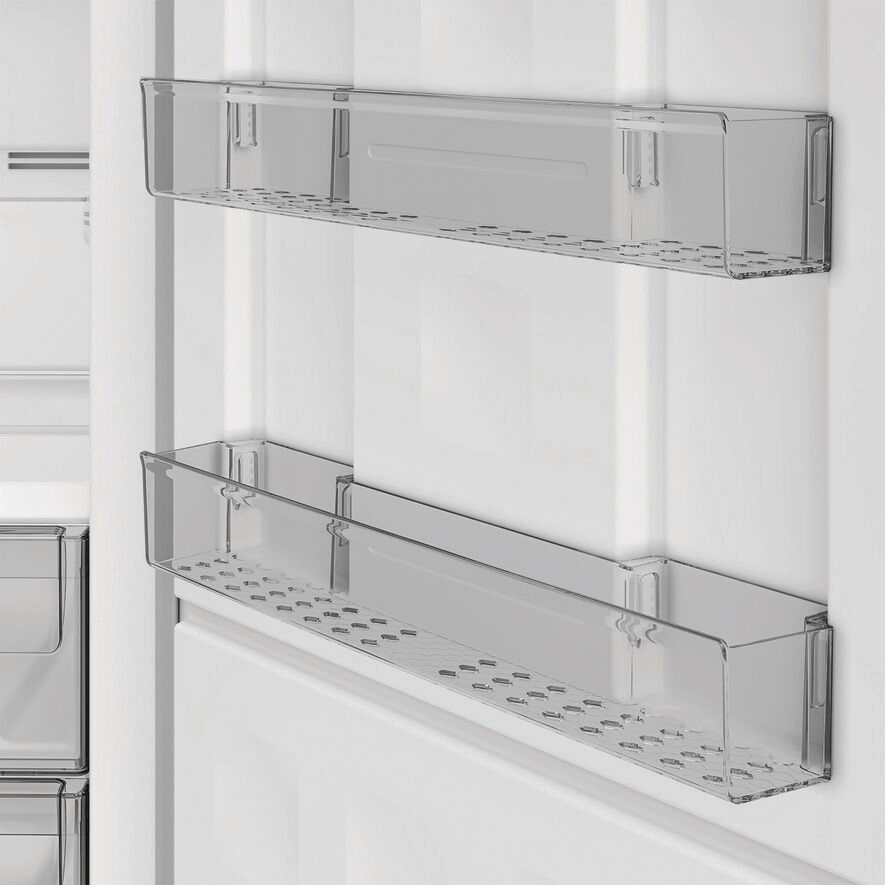 Deux étagères en plastique transparent montées sur une porte de réfrigérateur blanche. Les étagères ont des trous en bas.