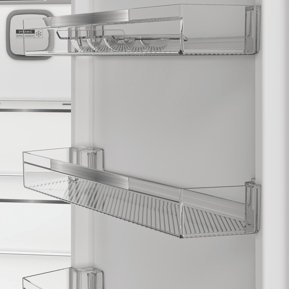 Im Inneren eines Kühlschranks sind zwei transparente Regale zu sehen. Das obere Regal hält Eierhalter. Der Hintergrund ist weiß.