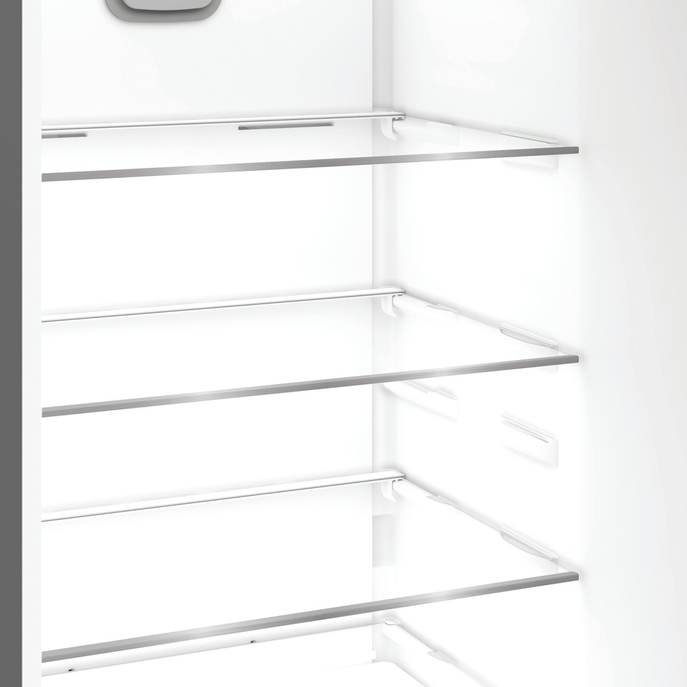 Im Inneren eines weißen Kühlschranks sind mehrere Glasböden sichtbar. Die Regale werden von Metallrahmen getragen. Der Kühlschrank ist leer.