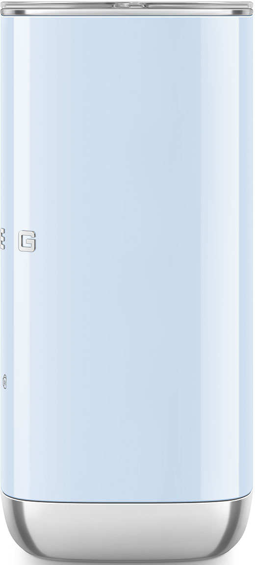 Una bottiglia termica Smeg blu chiaro con dettagli argentati. La base e la parte superiore sono argentate. Il logo Smeg è visibile.