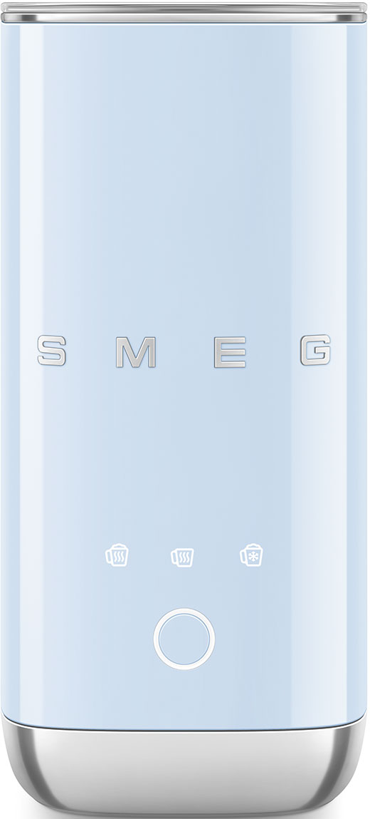 Un montalatte Smeg azzurro chiaro. Ha dettagli argentati e le lettere SMEG. Sotto ci sono delle icone e un pulsante.