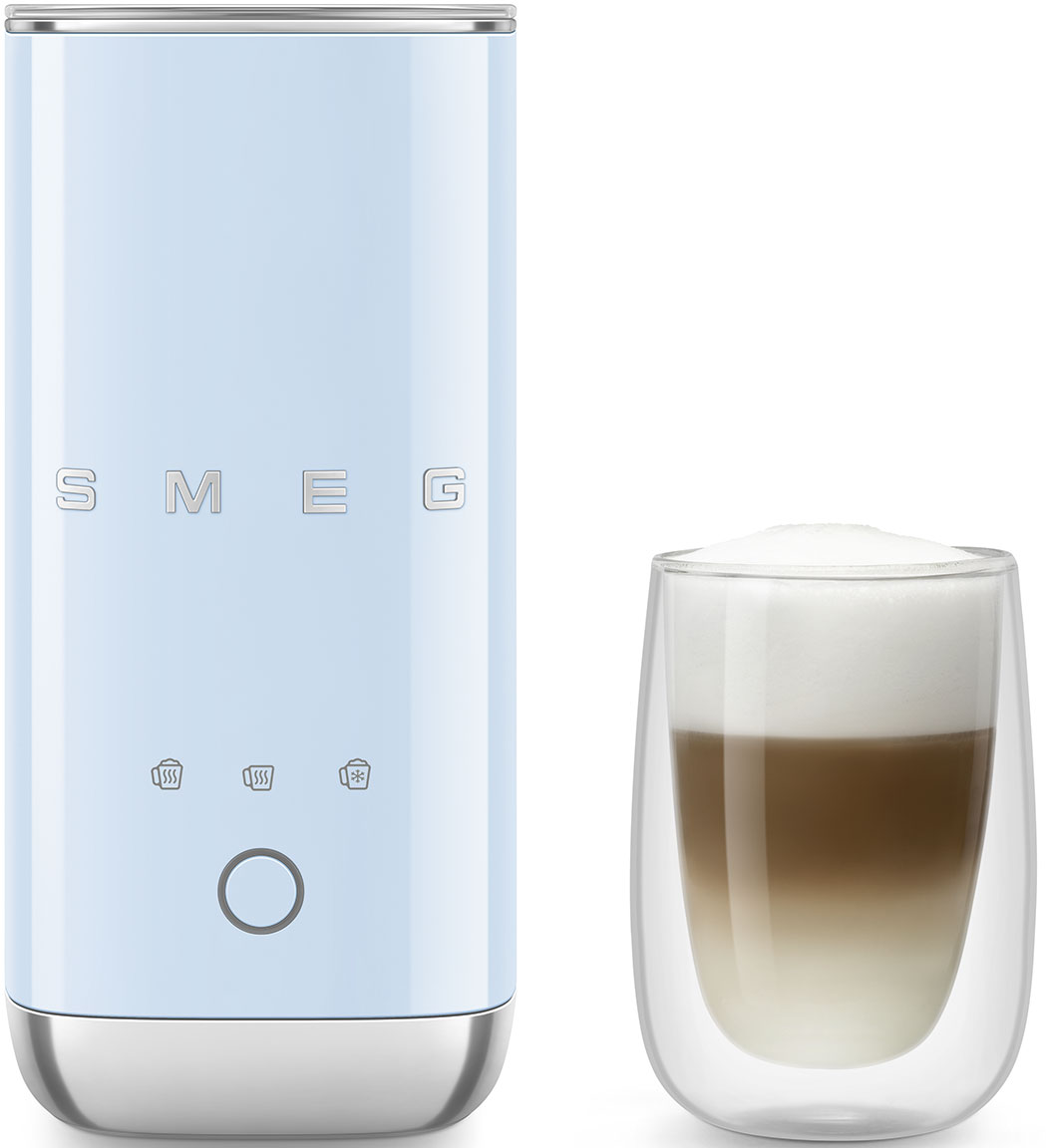 Un montalatte SMEG azzurro chiaro e un bicchiere di latte macchiato a strati. Montalatte con pulsanti e logo SMEG. Latte con schiuma.