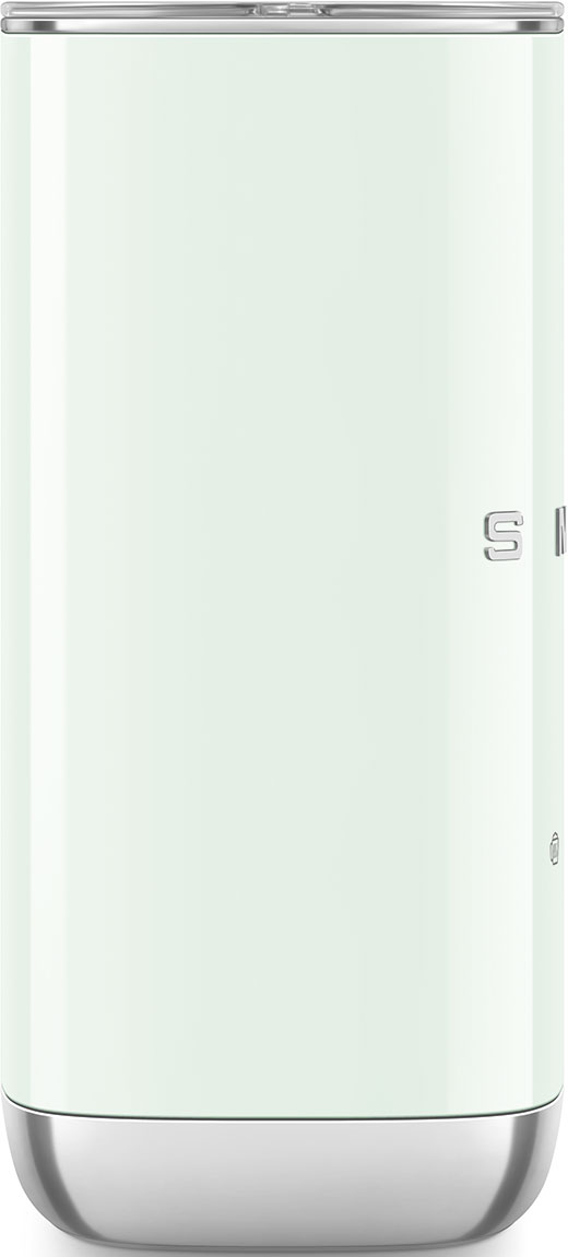 Una bottiglia d'acqua Smeg verde menta. Ha una base e un coperchio argentati. Il logo Smeg è sul lato.