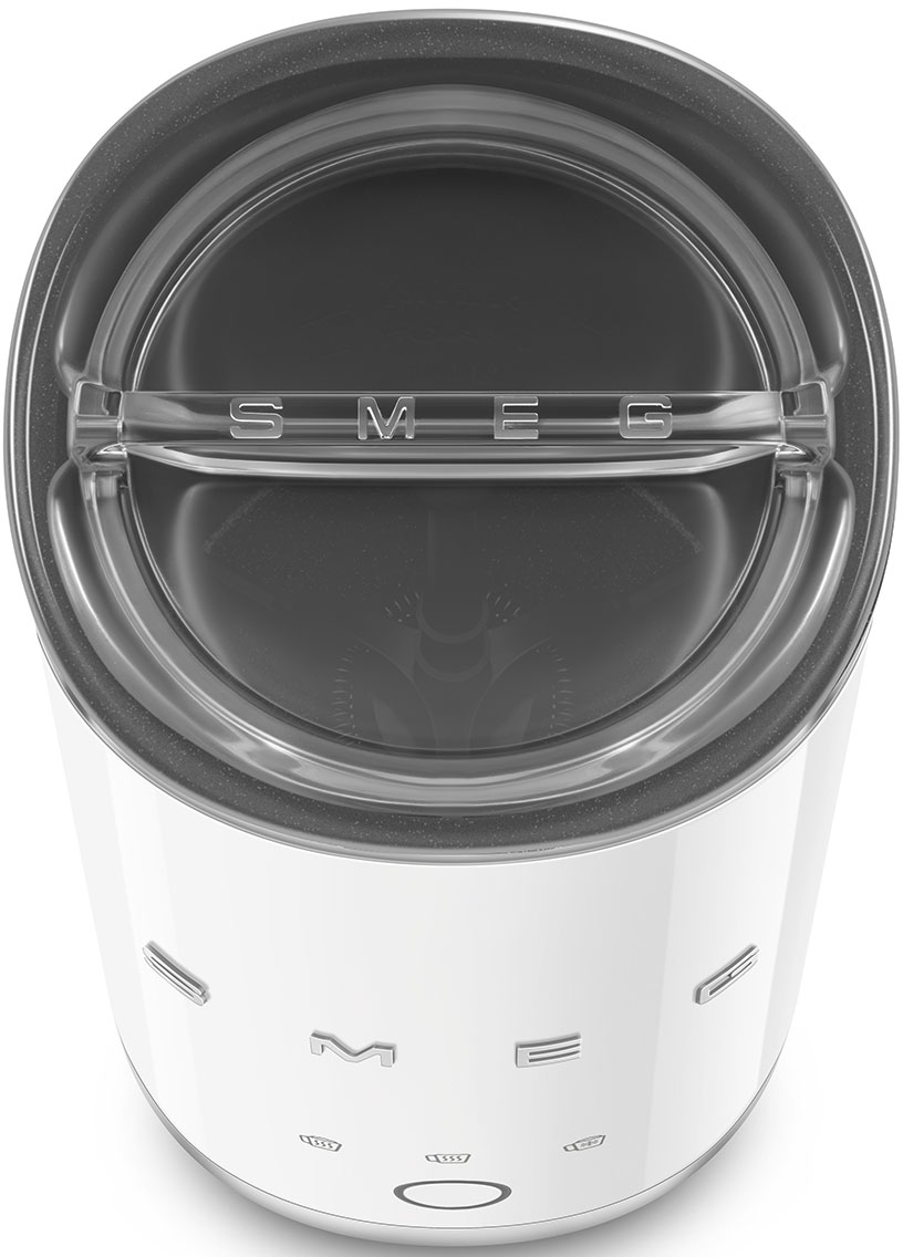 Vista dall'alto di un elettrodomestico Smeg bianco. Ha un coperchio trasparente con la scritta 'SMEG' e un corpo bianco con simboli.