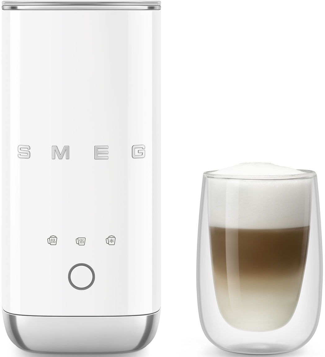 Un montalatte Smeg bianco accanto a un bicchiere di caffè a strati. Il montalatte ha dei pulsanti e il logo Smeg.