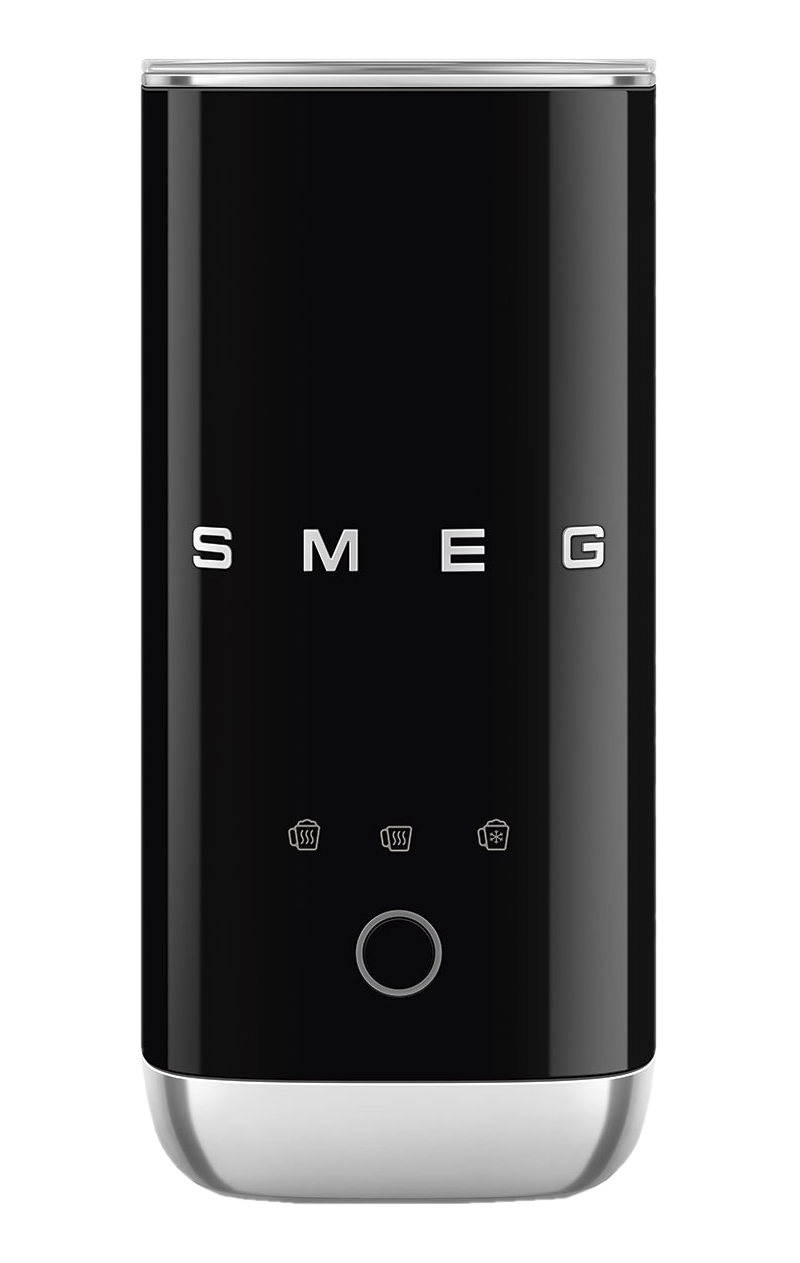 Montalatte Smeg nero. Ha una base argentata, il logo Smeg e pulsanti di controllo. C'è una linea argentata nella parte superiore.