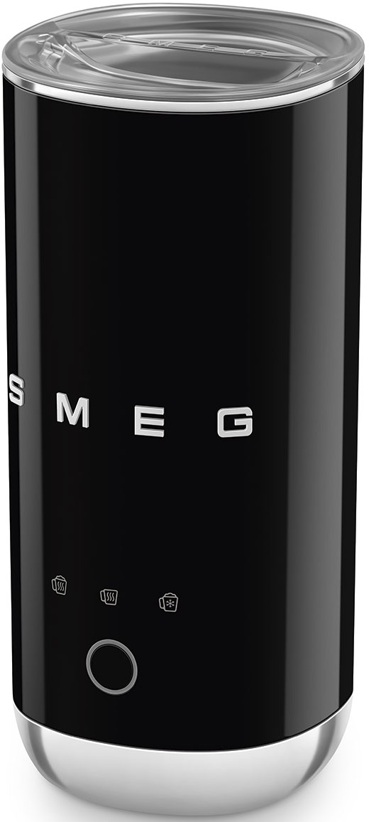Un montalatte SMEG nero con dettagli argentati. Ha un coperchio trasparente e una base argentata. La parola SMEG è visibile.