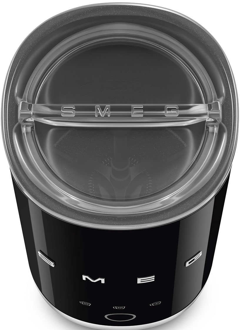 Un macinacaffè SMEG nero e argento. La parte superiore ha un coperchio trasparente con il logo SMEG. La base è nera con dettagli argentati.