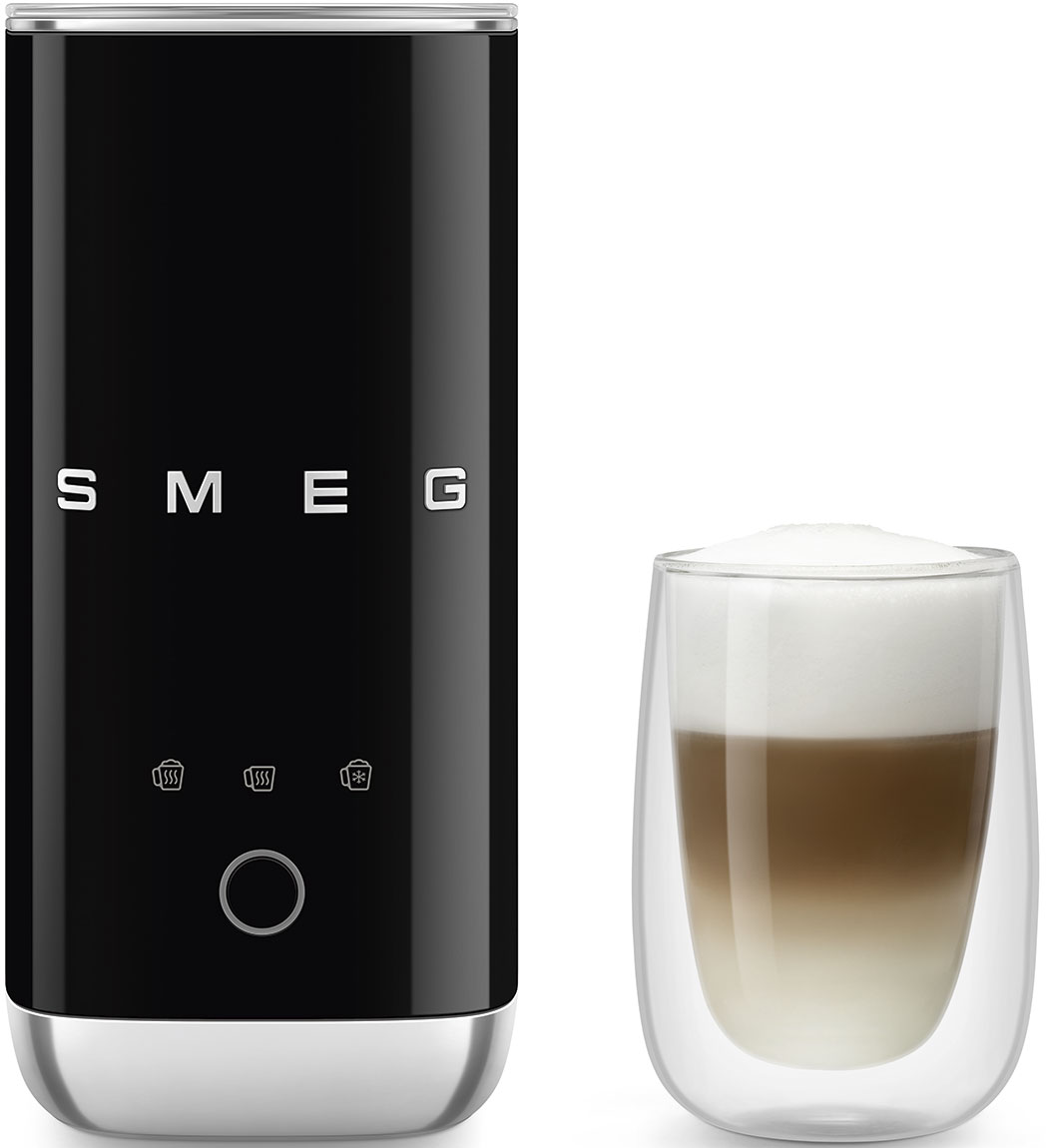 Un montalatte Smeg nero accanto a un bicchiere di caffè a strati. Il montalatte ha dei pulsanti e la scritta SMEG.