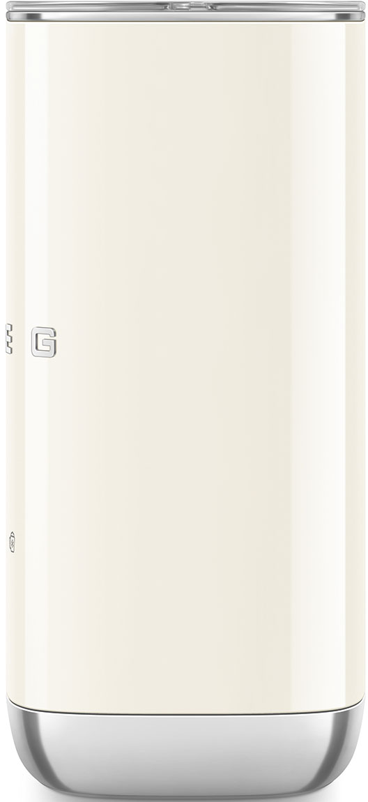 Un bollitore Smeg cilindrico color crema con base e coperchio argentati. Un logo Smeg argentato sul lato.