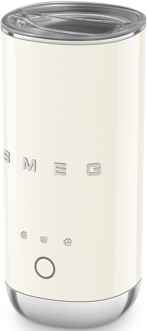 Montalatte SMEG color crema. Ha un coperchio e una base argentati. Il logo è visibile, insieme alle icone di controllo e al pulsante di accensione.
