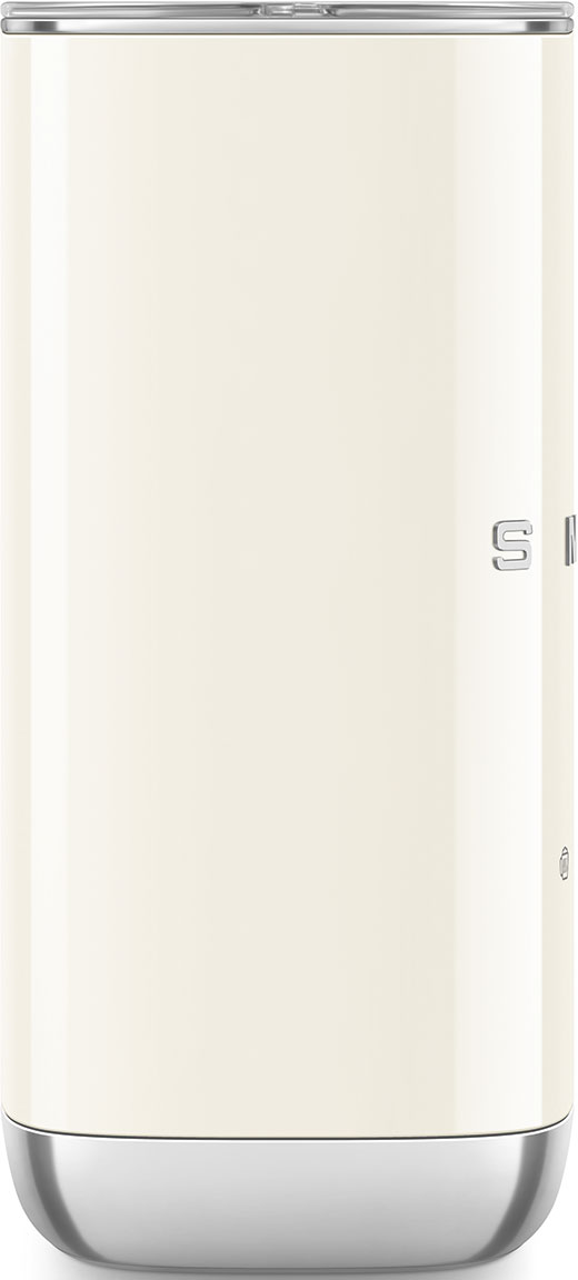 Un bicchiere color crema con base argentata, bordo superiore e piccolo logo. Il design è elegante e cilindrico.