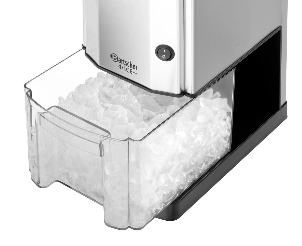 Eine Eismaschine mit einem durchsichtigen Behälter voller Eis. Die Maschine ist aus Edelstahl mit schwarzem Sockel.