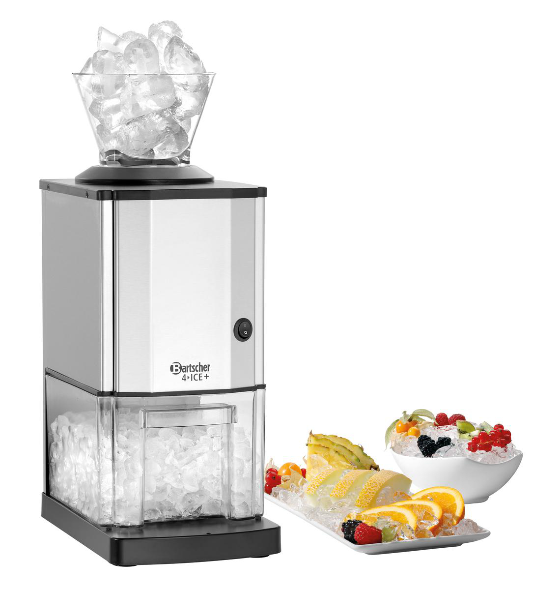Eine Eismaschine mit Eis in einer Schüssel, plus ein Tablett mit geschnittenem Obst und eine Schüssel mit gemischten Beeren.