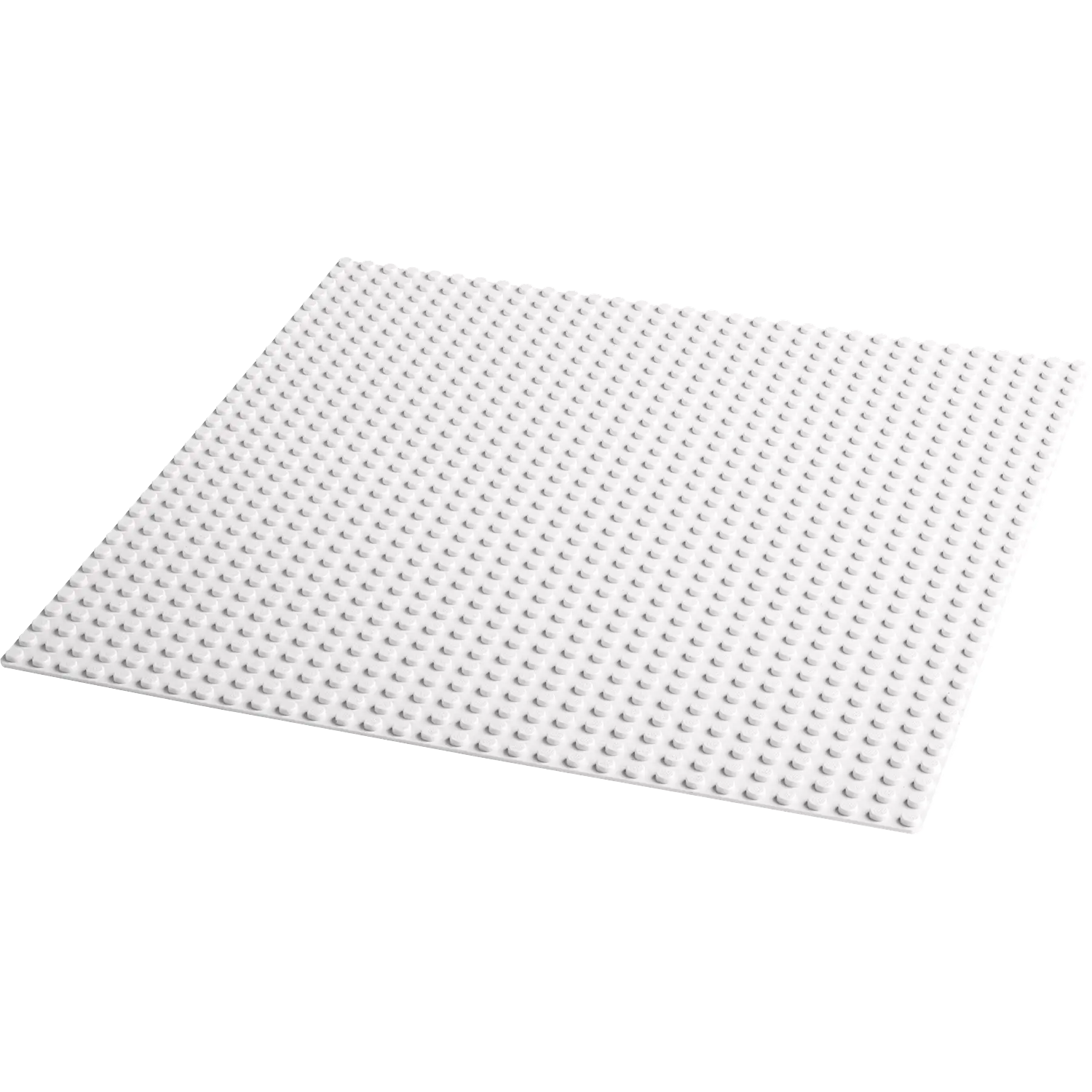 Een witte Lego-basisplaat, schuin, met rijen noppen. De achtergrond is effen wit.