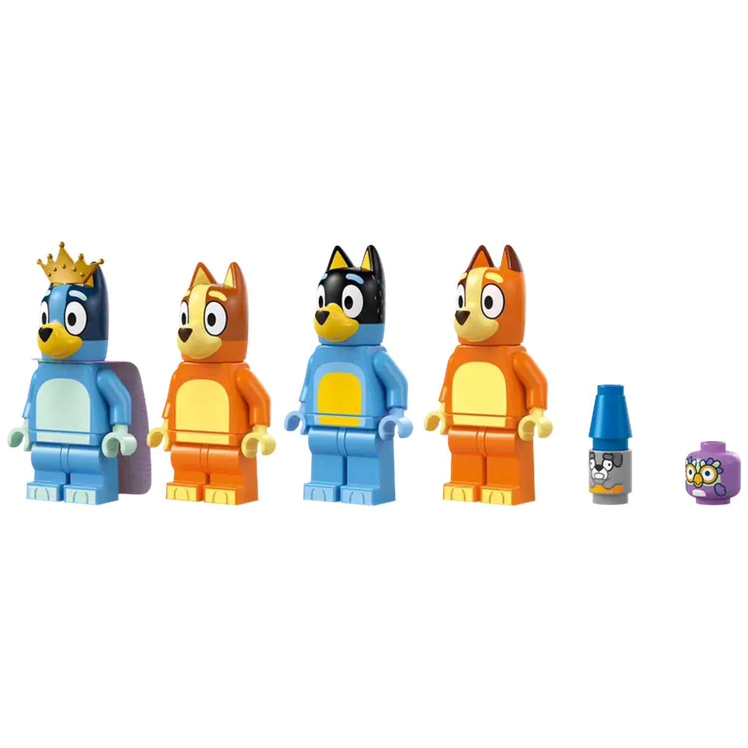 Bluey en Bingo Lego-figuren, met accessoires. Bluey draagt een kroon en cape. Andere figuren zijn oranje en blauw. Accessoires zijn onder andere een fles.