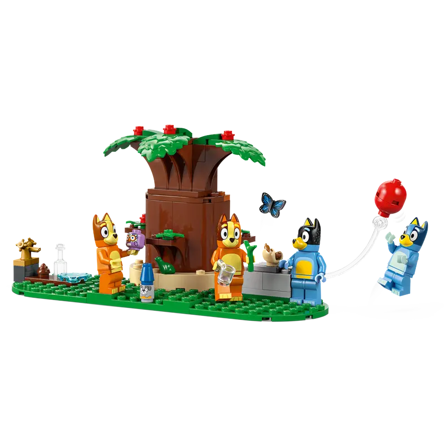 Lego set met Bluey en vrienden. Personages staan rond een boom, een houdt een ballon vast, anderen interageren met objecten en een vlinder vliegt.
