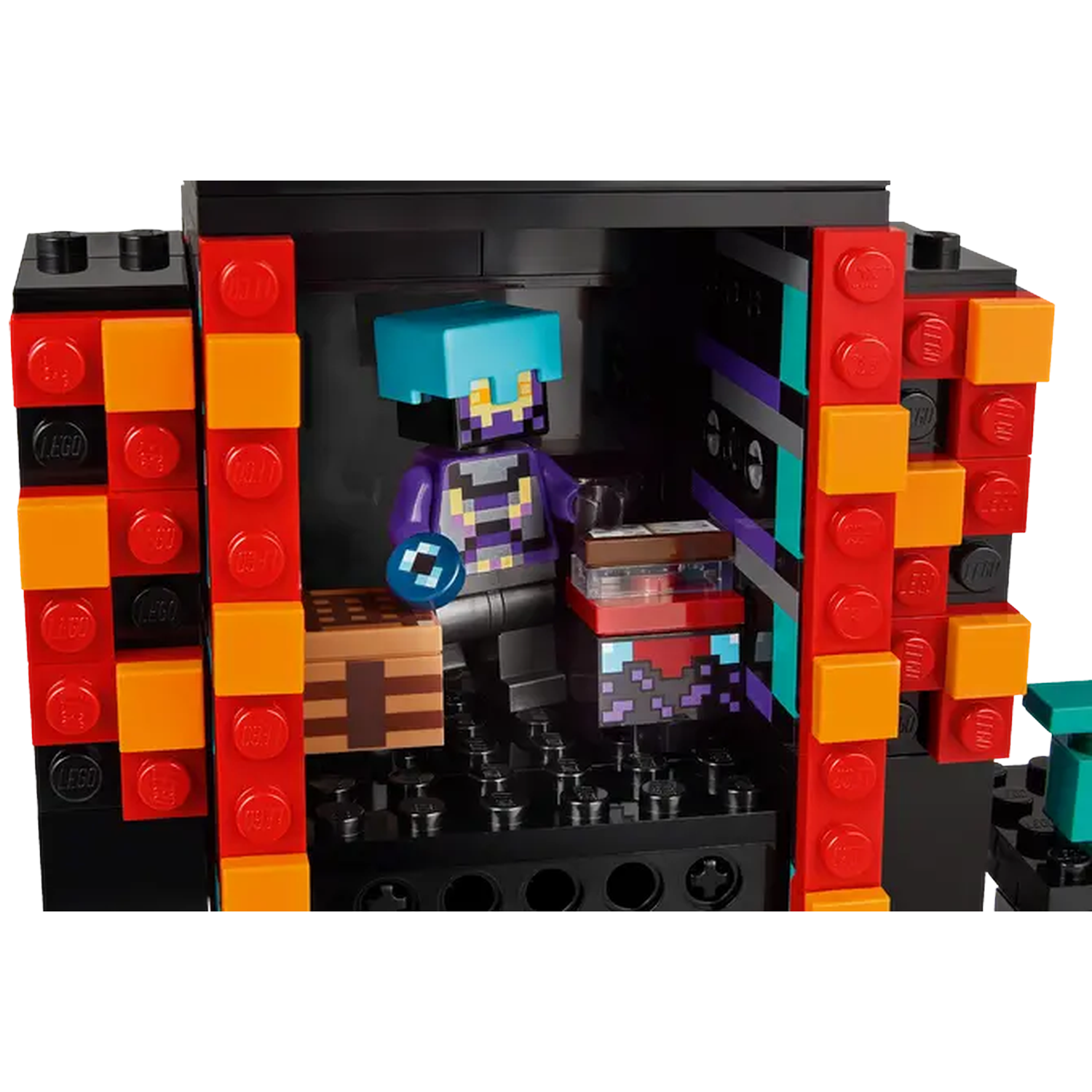 Een Lego-set met een Minecraft-personage erin. De set heeft rode, oranje, zwarte en turquoise blokken.