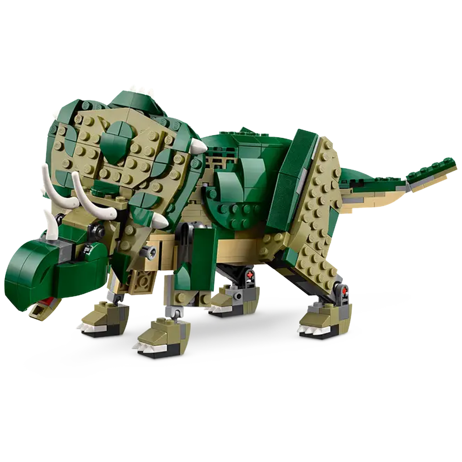 Een Lego Triceratops dinosaurus, voornamelijk groen en bruin, met witte hoorns en een rode mond, staat op een wit oppervlak.