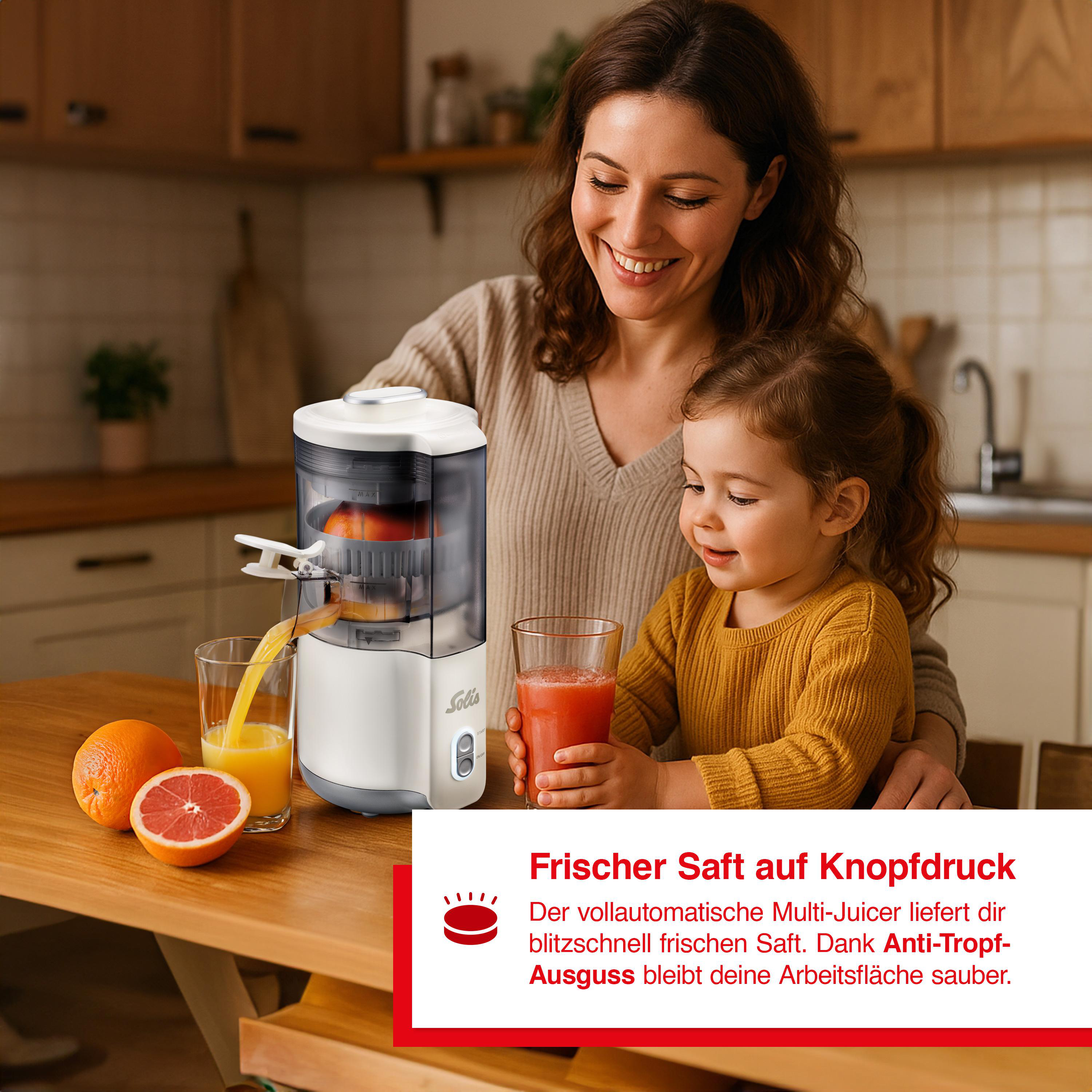 Eine Frau und ein Mädchen machen Saft mit einer Saftpresse. Orangen und Saftgläser stehen auf dem Tisch.