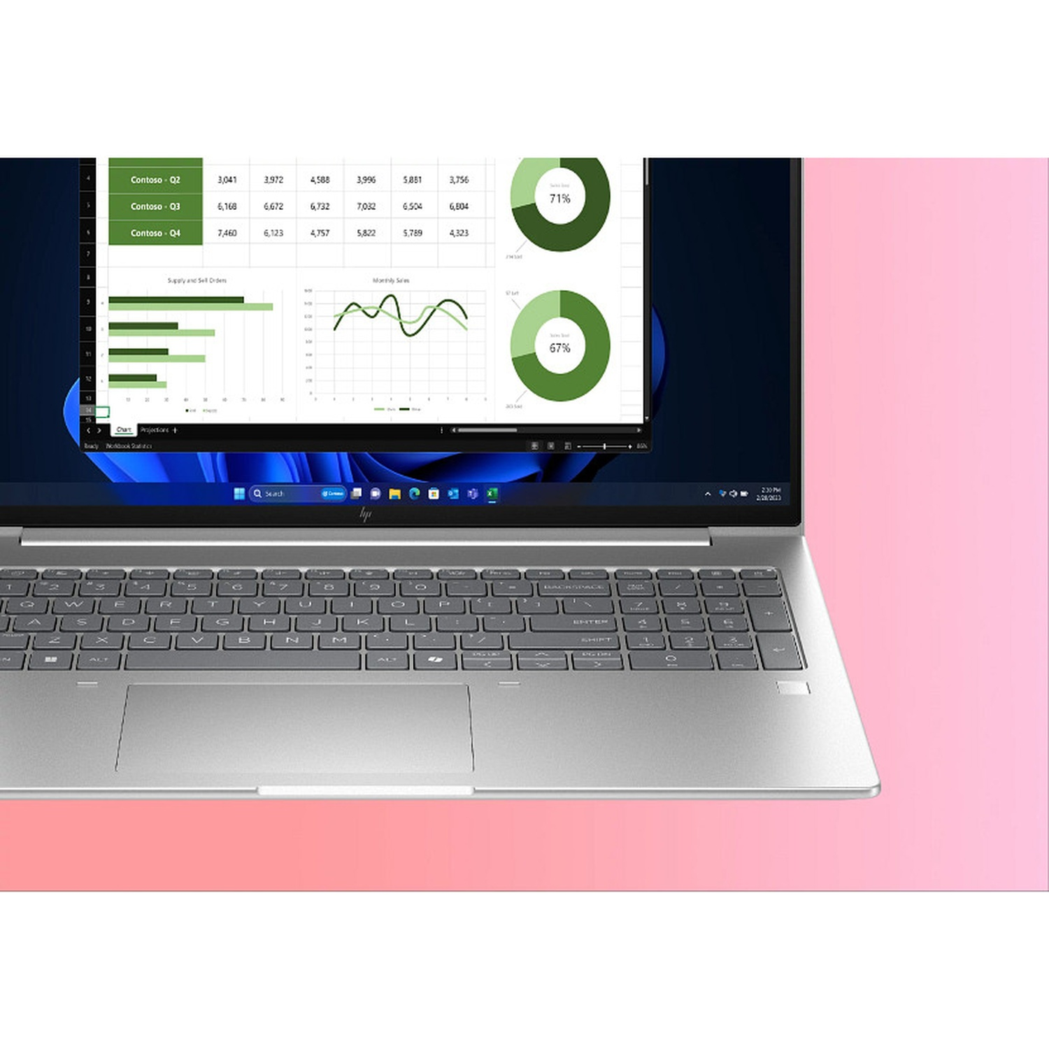 Laptop met datagrafieken. Toetsenbord op de voorgrond. Roze achtergrond. Grafieken tonen verkoopgegevens en cirkeldiagrammen.
