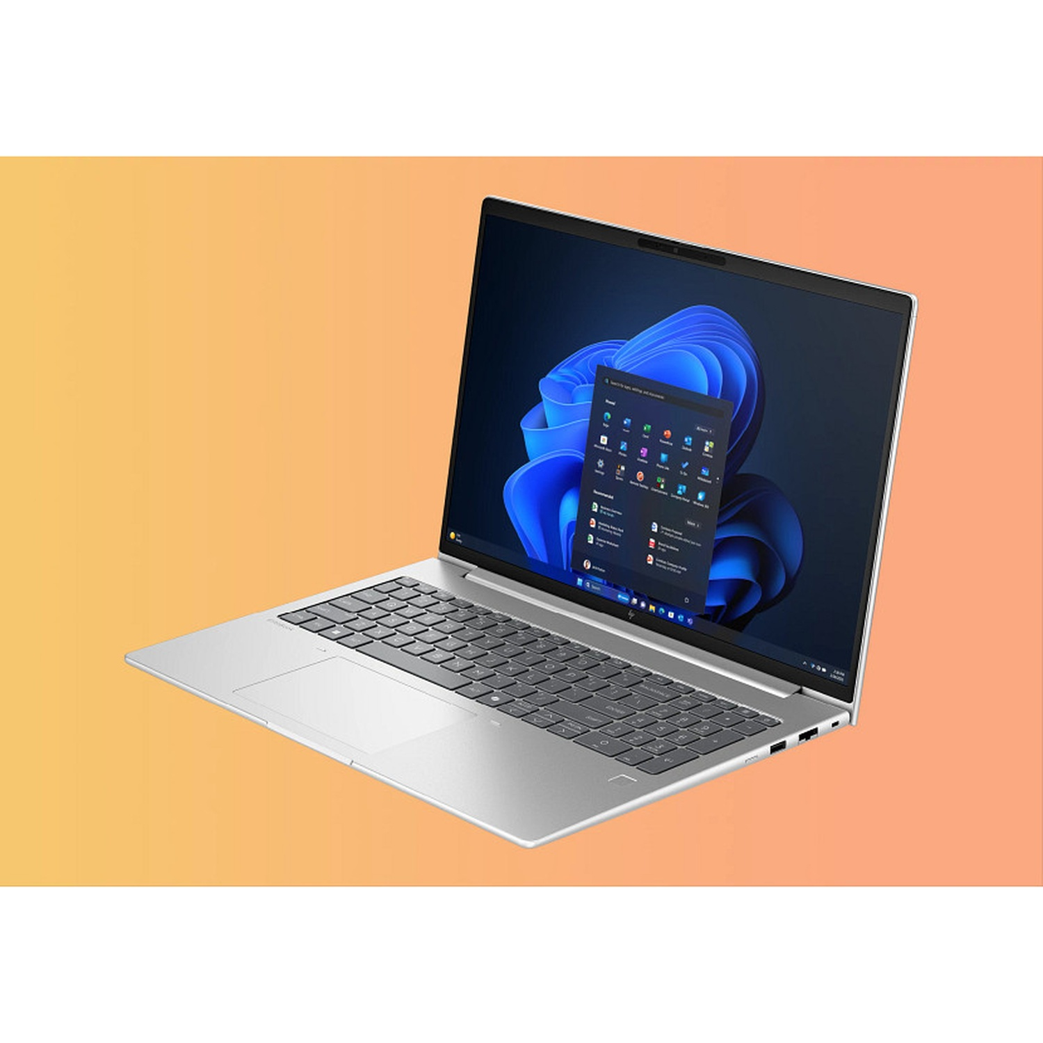 Zilveren laptop open, Windows 11-interface op het scherm. Toetsenbord zichtbaar. Achtergrond is oranje verlopend.