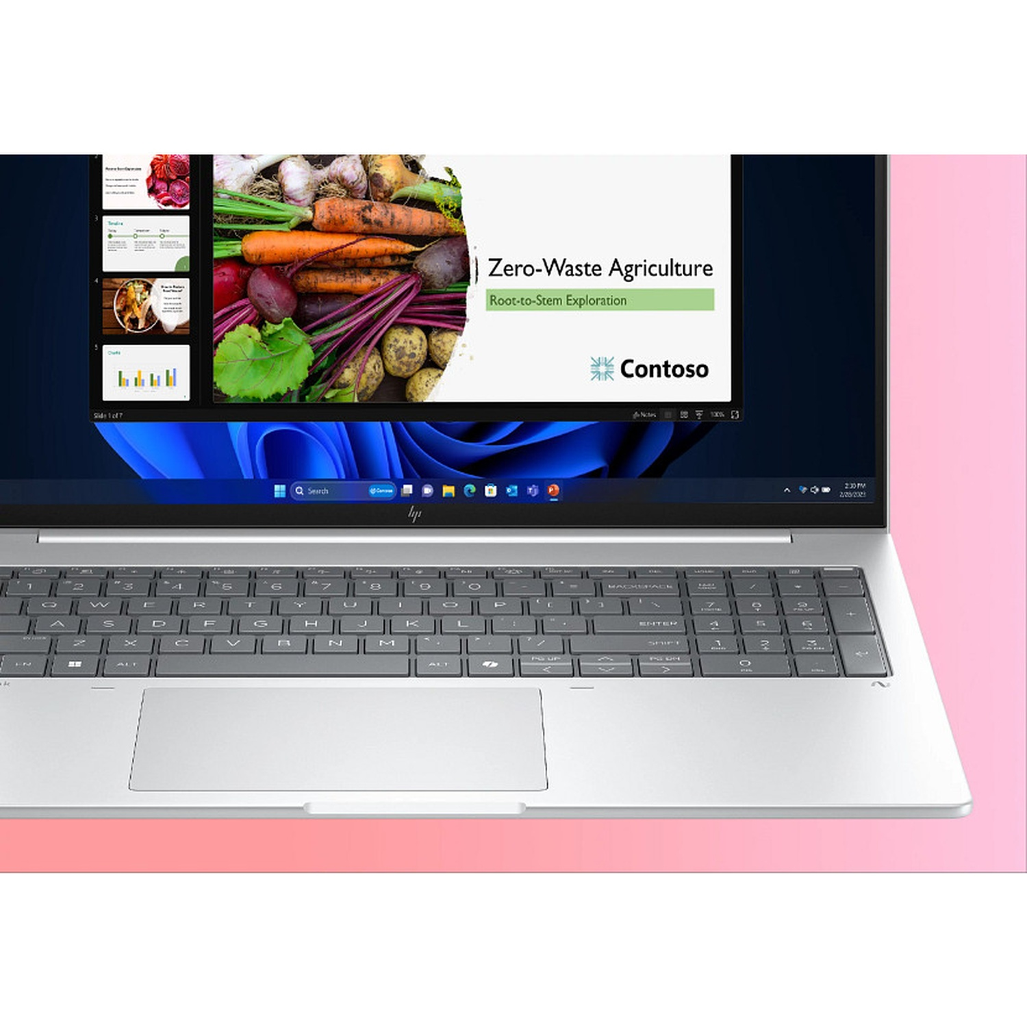 Laptop met presentatie over zero-waste landbouw. Scherm toont afbeeldingen van groenten. Toetsenbord zichtbaar.