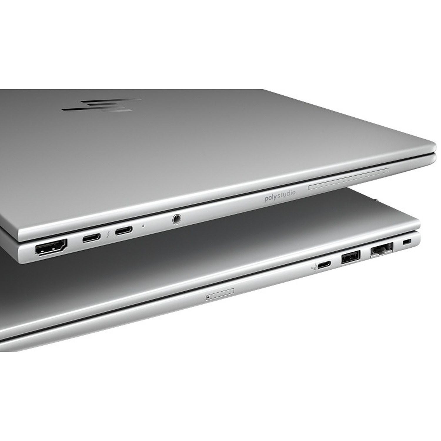 Twee zilverkleurige laptops zijn op elkaar gestapeld. De bovenste laptop heeft het HP-logo, de onderste heeft 'polystudio'. Beide hebben zichtbare poorten.