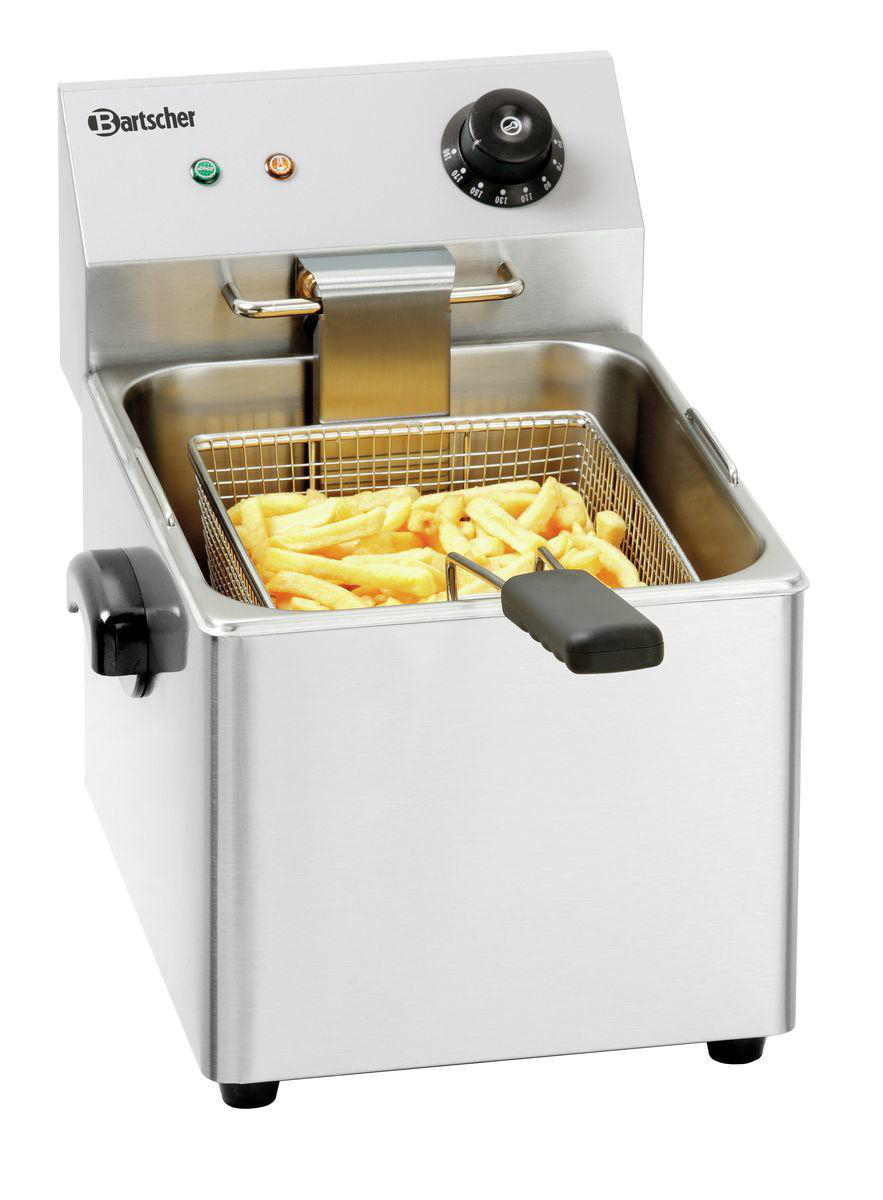 Eine Edelstahl-Fritteuse mit Pommes Frites in einem Korb. Sie hat Knöpfe und Tasten, die Marke ist Bartscher.