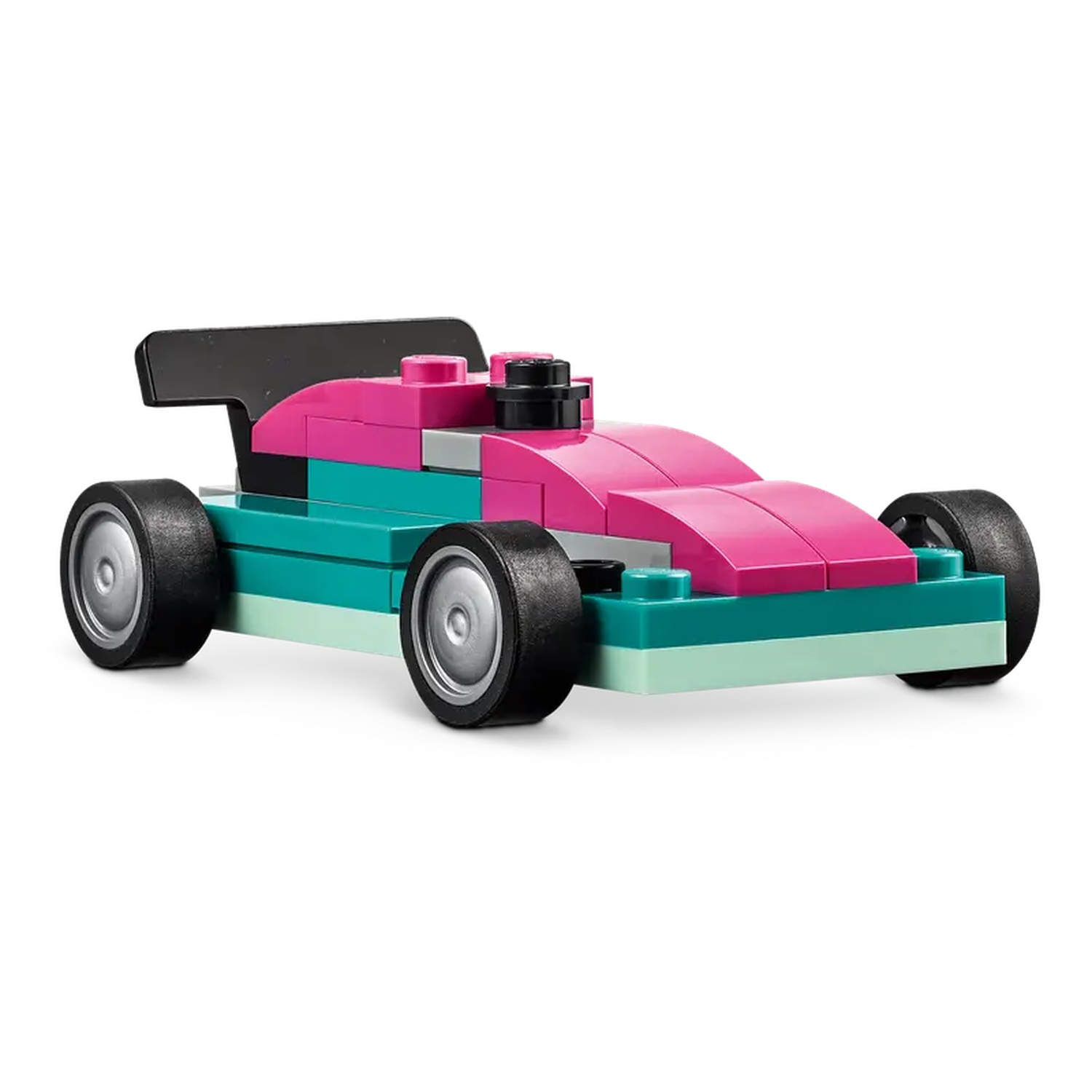 Une voiture de course jouet faite de blocs colorés. La voiture a des roues noires, une carrosserie rose, une base turquoise et un aileron noir.