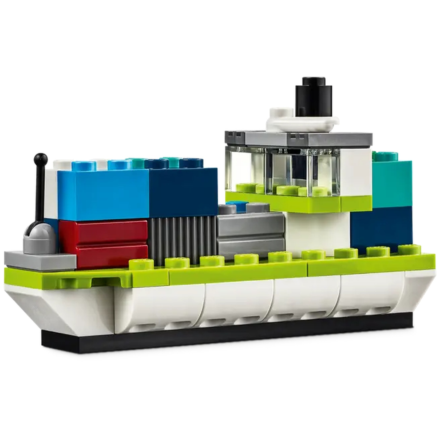 Un bateau jouet fait de blocs colorés. Il a une coque blanche avec des détails verts et blancs, et une cheminée noire.