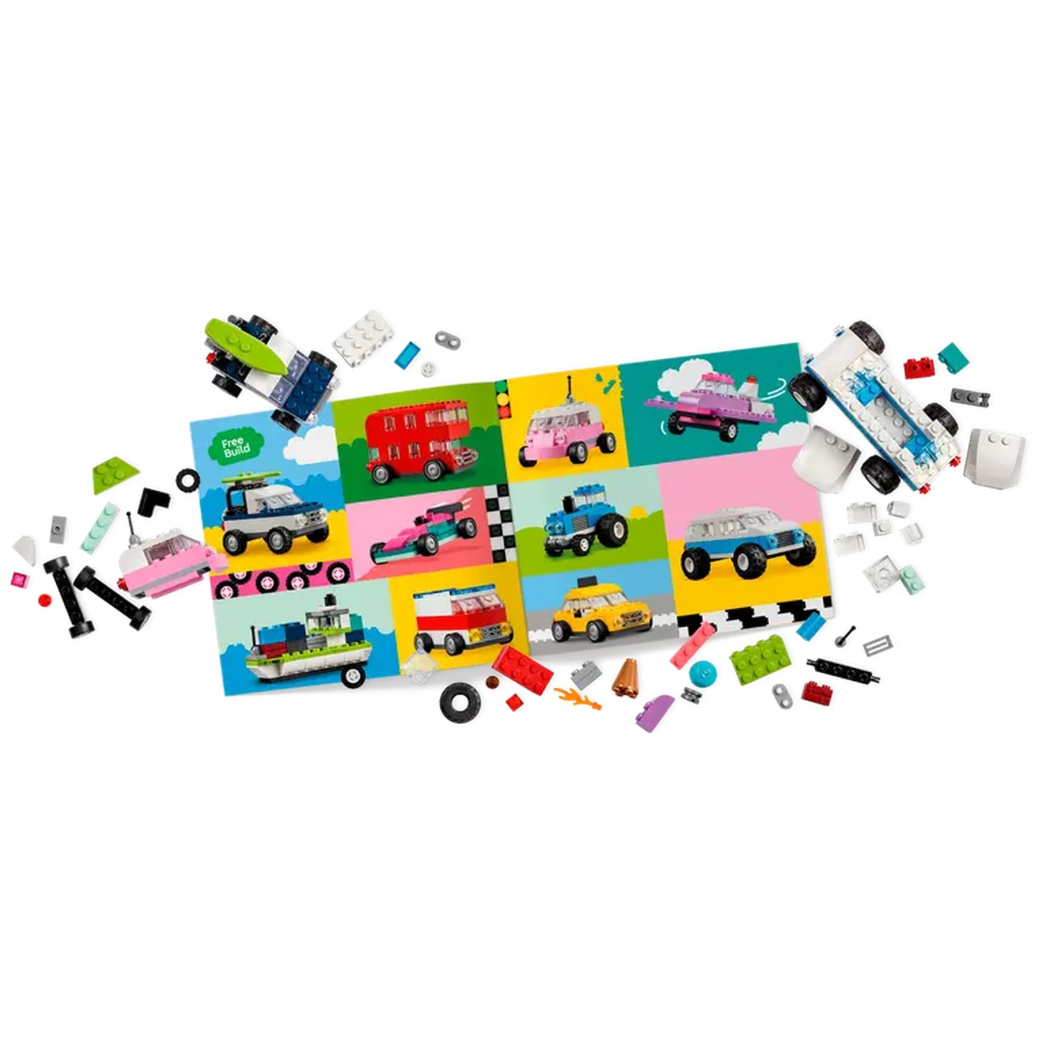 Des voitures jouets et des blocs de construction colorés sont éparpillés sur fond blanc. Différents modèles de voitures sont affichés sur une feuille colorée.