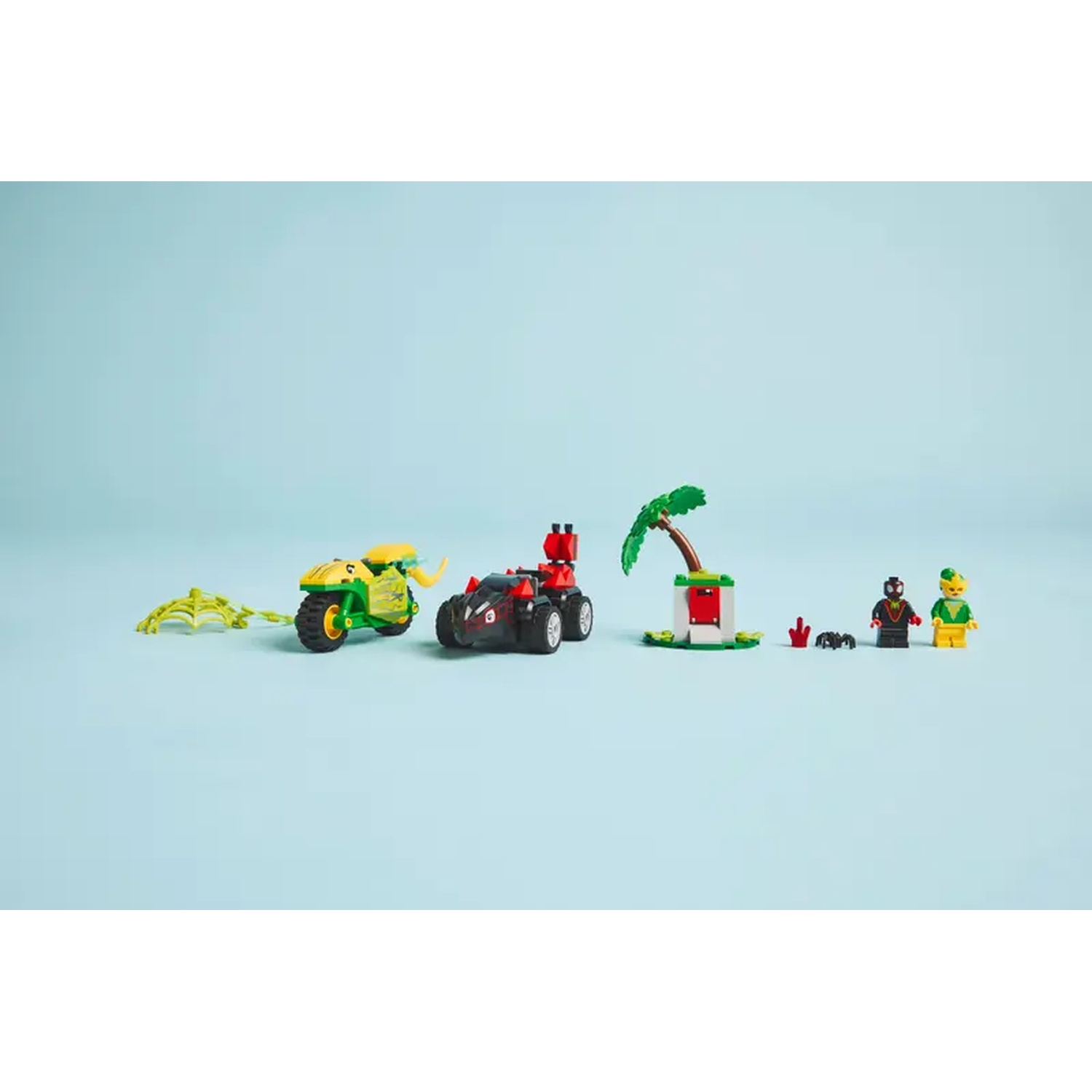 Une scène avec des véhicules et des figurines jouets. Comprend une moto, une voiture rouge, un palmier et deux figurines sur fond bleu.