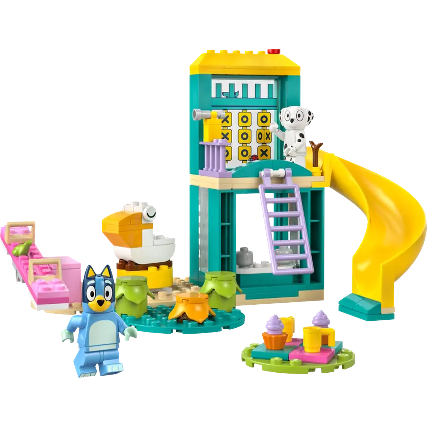 Een Lego speelset met een glijbaan, een gebouw en verschillende Lego figuren, waaronder Bluey en een Dalmatische hond. Er zijn blokken in verschillende kleuren.