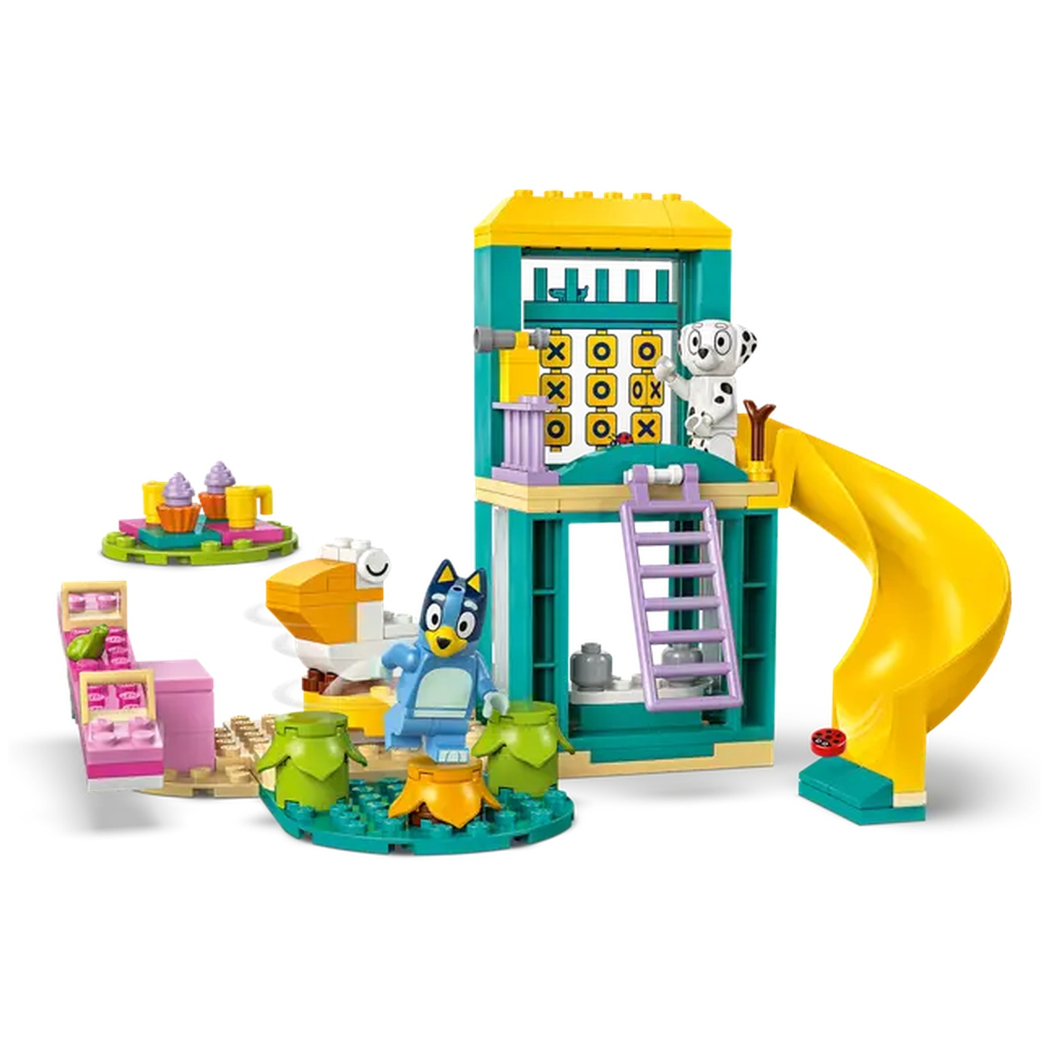 Een Lego-set met een speeltuin, Bluey- en Dalmatische personages, een glijbaan, een klimstructuur, eetkraampjes en bomen.