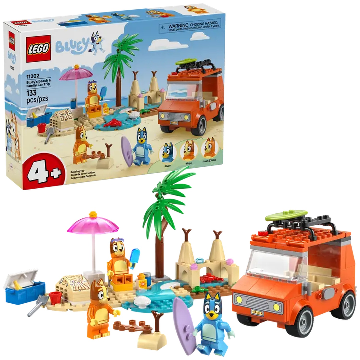 Lego Bluey set met een oranje auto, Bluey en Bingo figuren, een strandscène en palmbomen.