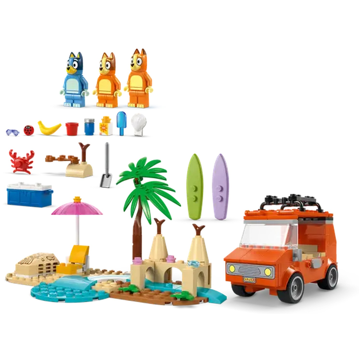 Lego set met Bluey-personages, strandscène, oranje busje, surfplanken en diverse strandaccessoires.