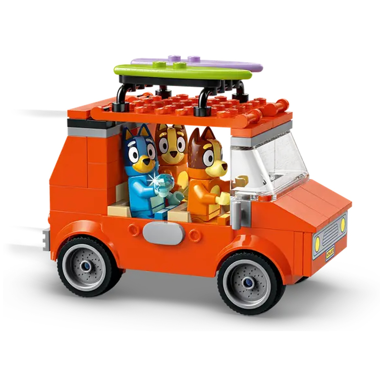 Lego auto met drie hondenfiguren erin. Oranje auto met een surfplank erop. Blauwe, bruine en bruine honden zitten erin.