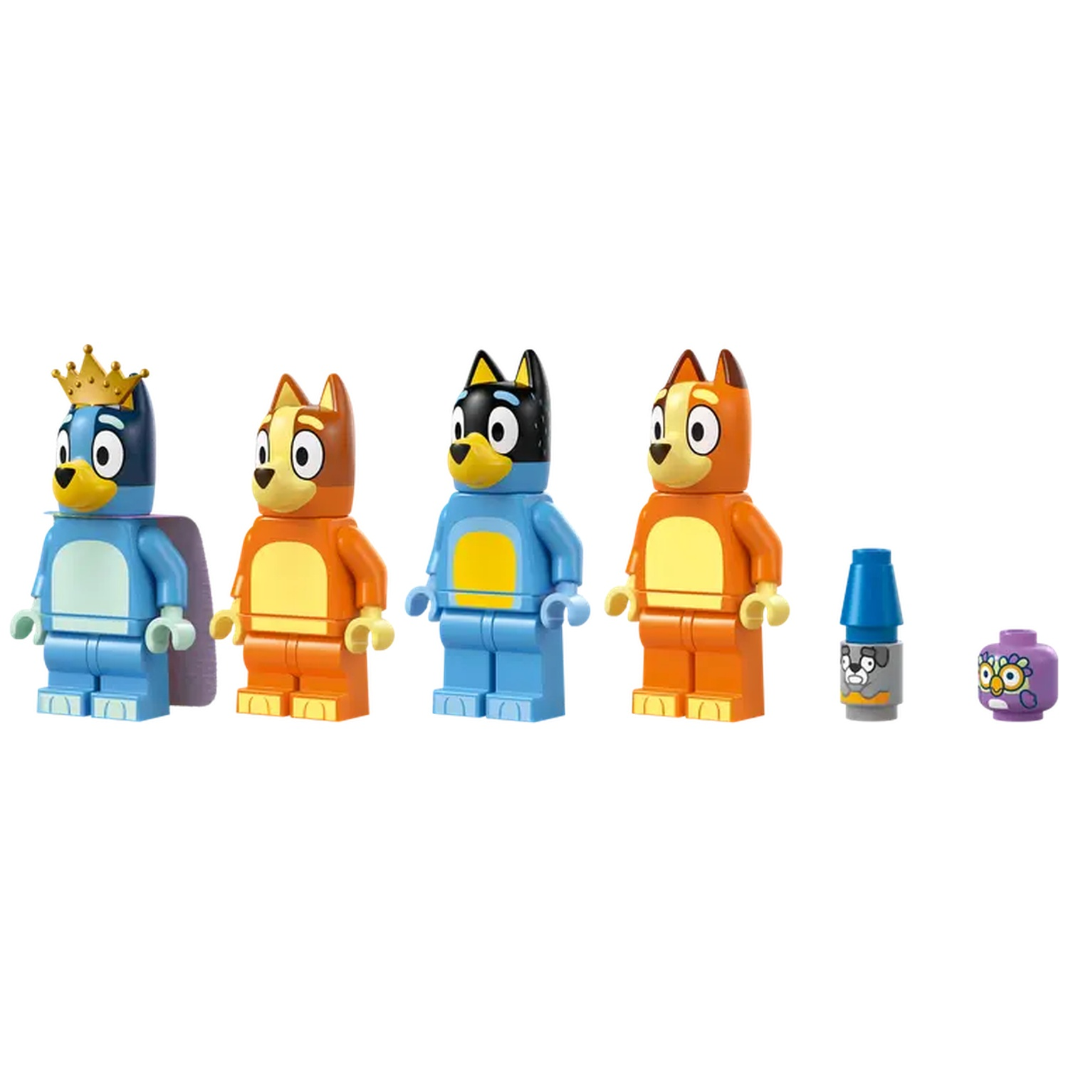 Vier kleurrijke Lego-figuren, waaronder Bluey en Bingo, en twee kleine Lego-accessoires worden op een witte achtergrond weergegeven.