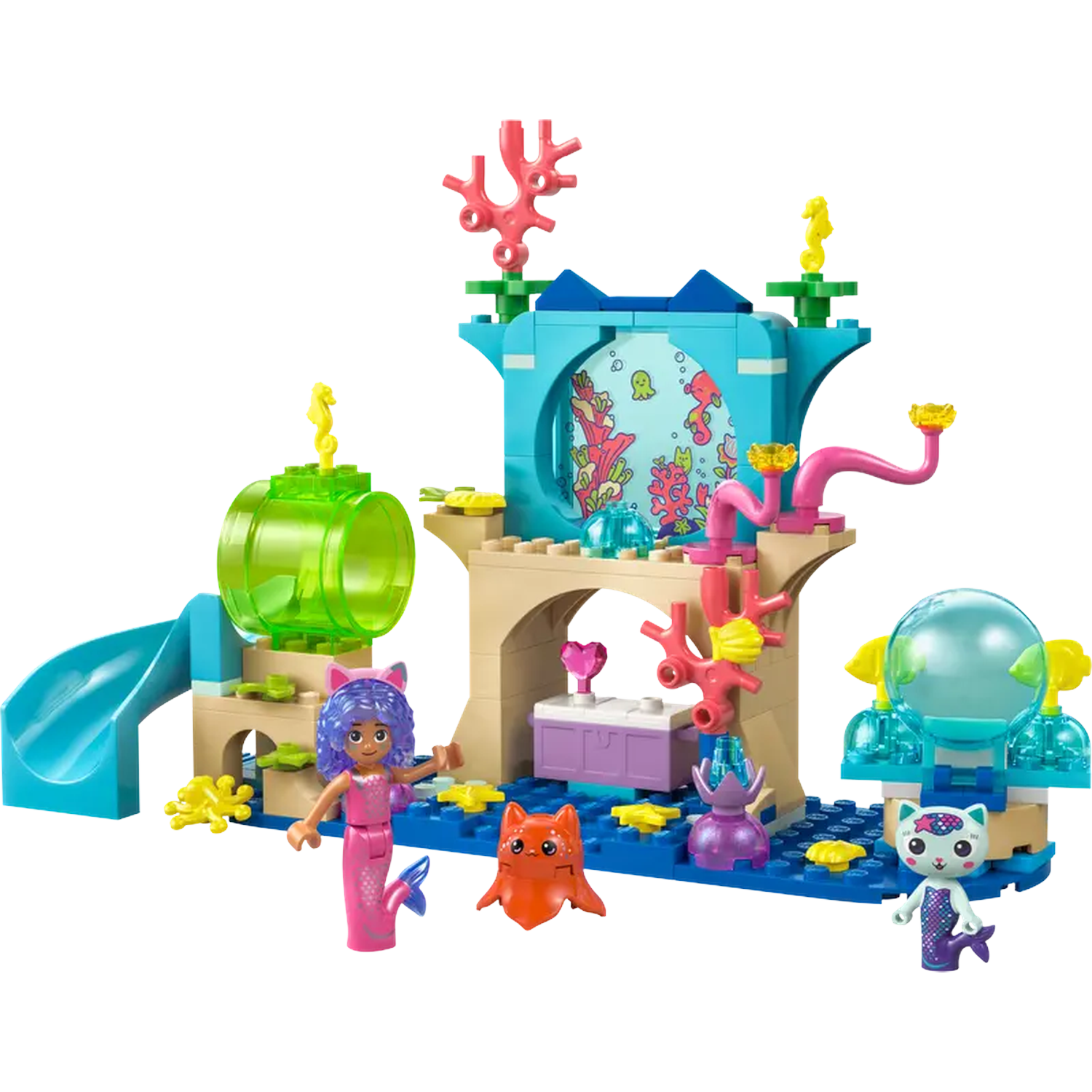 Een Lego-set met een onderwaterwereld met zeemeerminfiguren, zeepaardjes, koraal, een glijbaan en een kattenfiguur.