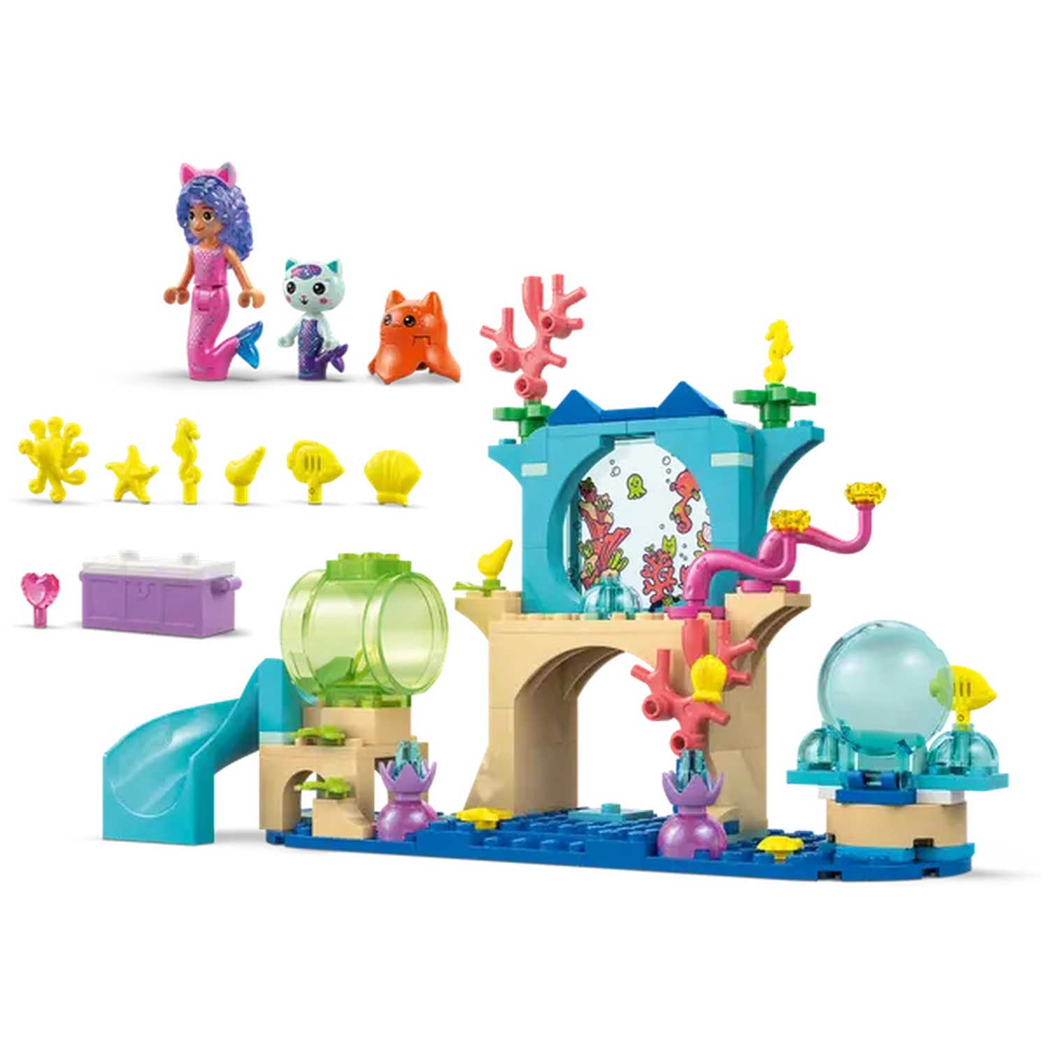 Een Lego-set met zeemeerminfiguren, katten, onderwaterstructuren, koraal en een glijbaan, alles op een blauwe basis.
