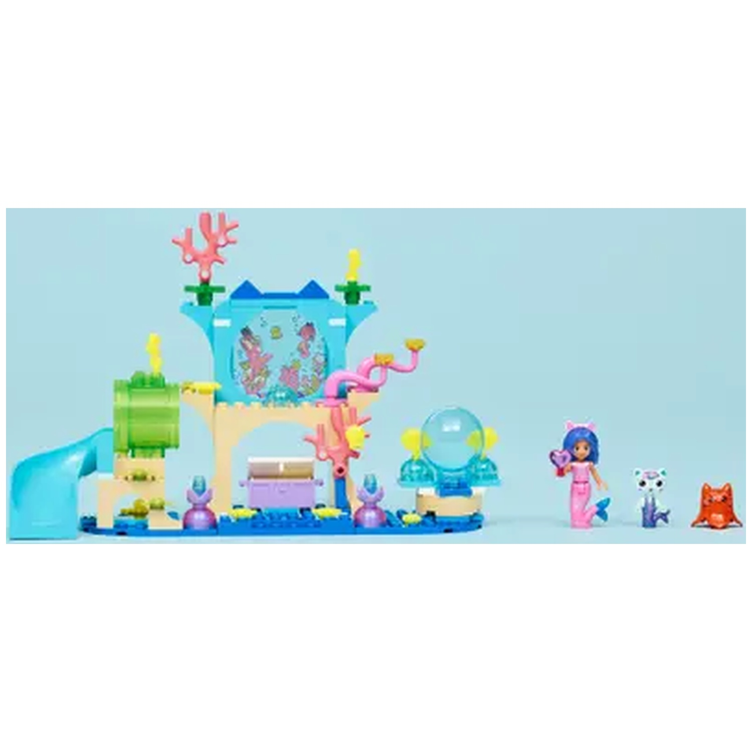 Een Lego-set met een zeemeermin, katten en een onderwaterstructuur met een glijbaan en koraal. Felle kleuren domineren de scène.