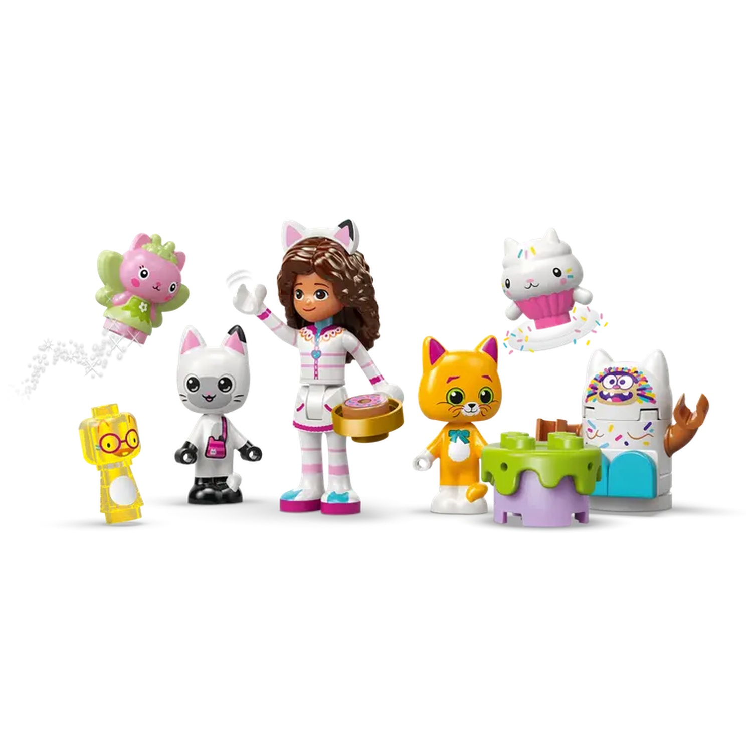 Une fille avec des oreilles de chat et plusieurs figurines sur le thème des chats, dont un chat jaune, un cupcake et un gâteau.