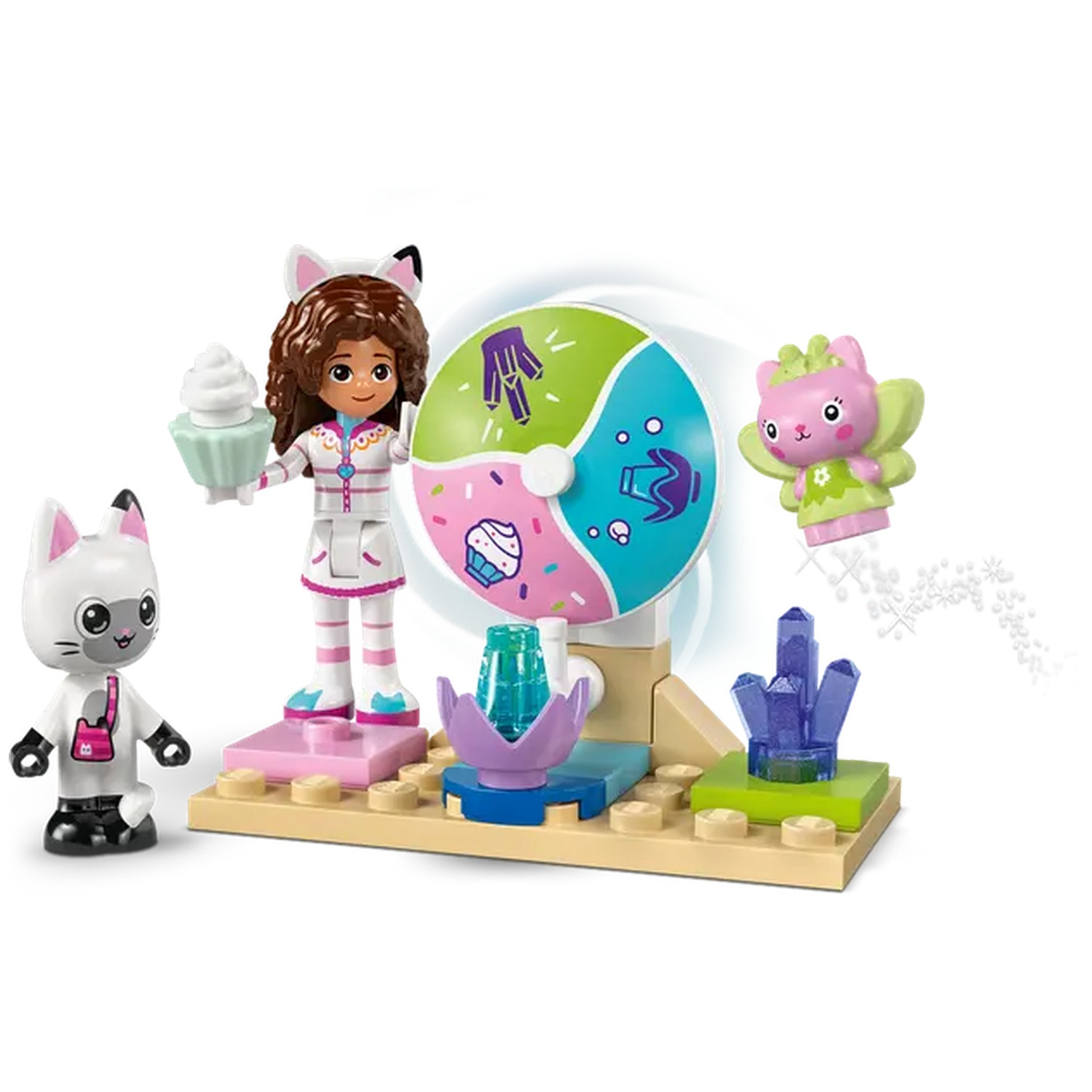 Un ensemble Lego avec une fille aux oreilles de chat, une figurine de chat, une roue et un chat fée. Le tout est sur une base beige.