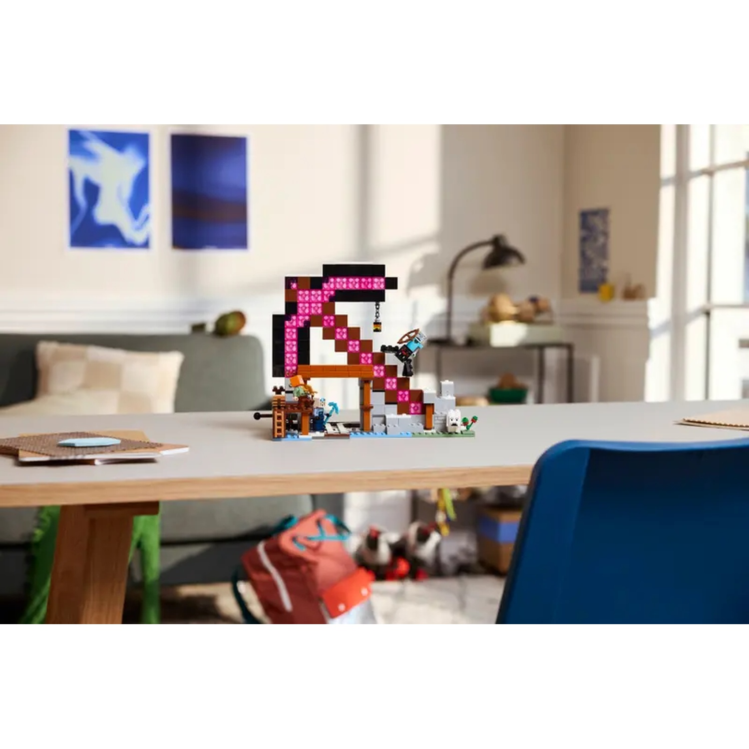 Un jeu Lego sur une table. L'ensemble représente une scène Minecraft. En arrière-plan, un canapé, des peintures et une fenêtre.