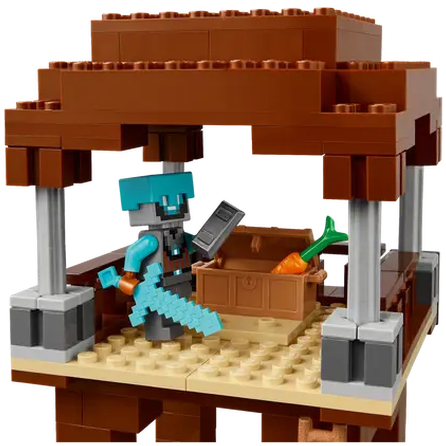 Ensemble Lego Minecraft. Une figurine avec un casque et une épée bleus se tient près d'un coffre avec une carotte. Structure marron.