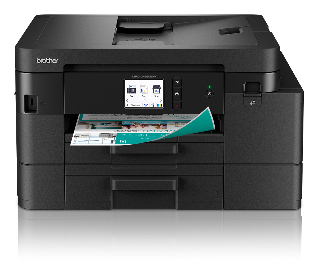 Ein schwarzer Brother MFC-J4550DW-Drucker. Ein gedrucktes Dokument kommt aus dem Ausgabefach. Der Drucker hat ein Bedienfeld und zwei Papierfächer.